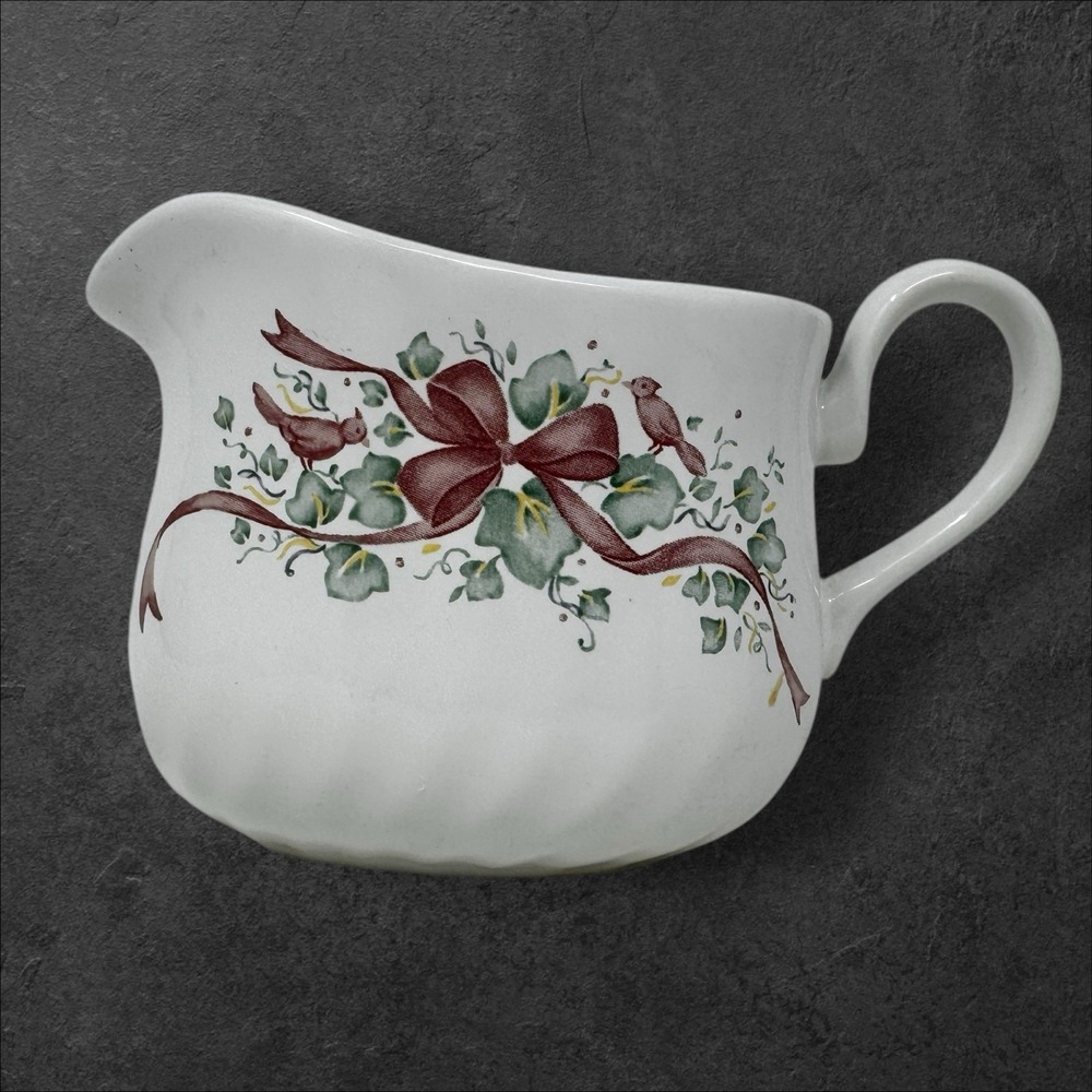 Corelle Holiday CALLAWAY IVY Gravy‎ Boat Red Bird Christmas Handle